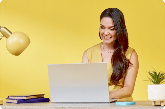 Mujer usando laptop. Pulsa aquí para conocer más sobre garantía Coppel.