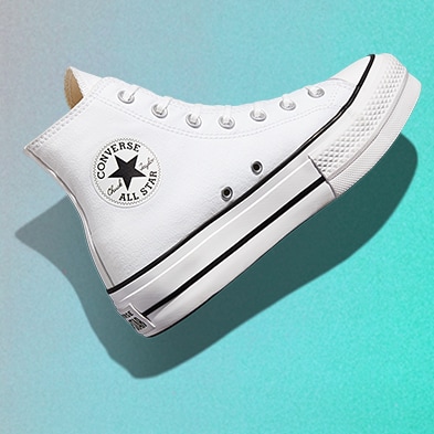 Chuck Taylor blancos clásicos de bota. Pulsa aquí para estrenar.