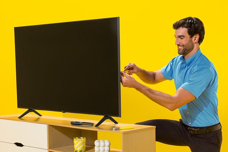 Solucionador reparando una pantalla. Pulsa aquí para conocer más sobre la garantía extendida de Coppel.