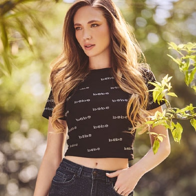 Modelo mujer usando look casual Bebe. Pulsa aquí para encontrar ropa de la marca.
