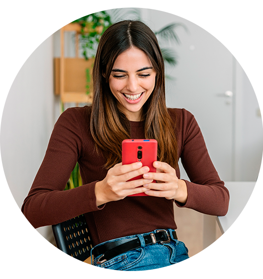 Modelo mujer sosteniendo un smartphone sorprendida. Pulsa aquí para conocer el estatus de solicitud de tu Crédito Coppel.