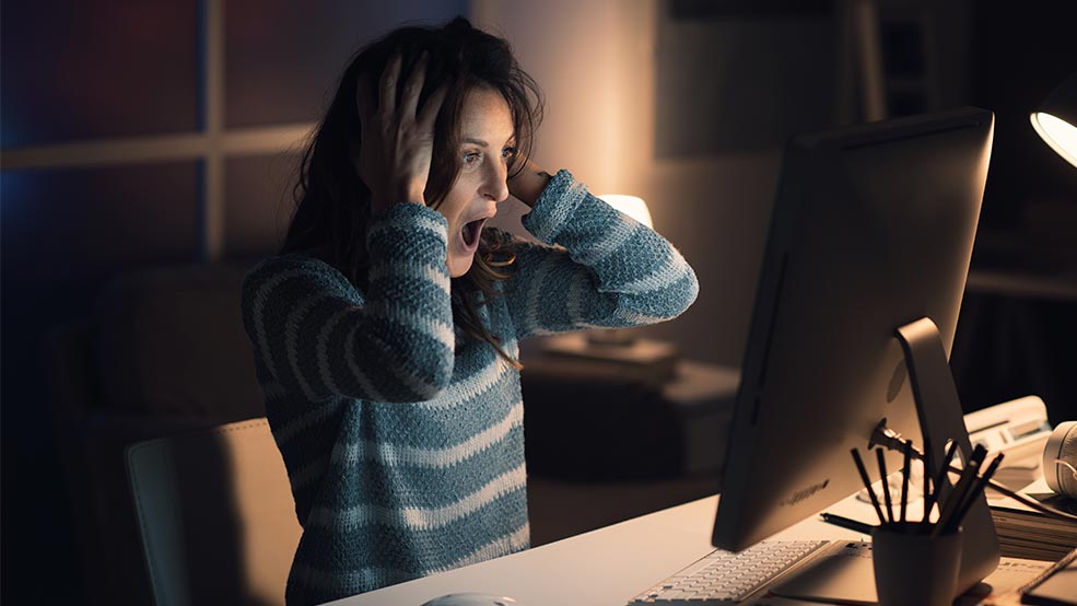 mujer sorprendida por los descuentos dentro del Hot Sale mira a la pantalla de su computadora
