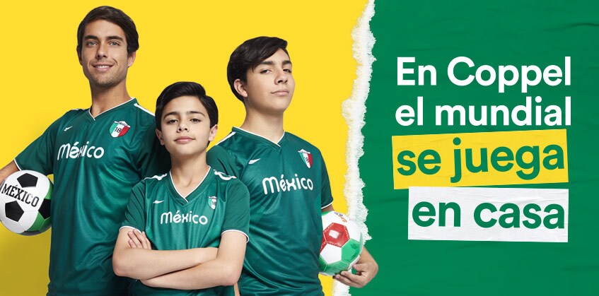Tres jóvenes de distintas estaturas y edades con jersey de la Selección Mexicana, sosteniendo dos de ellos balón y el de en medio, el más pequeño, mirando hacia el frente con los brazos cruzados.